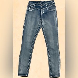 Vanilla Star Mid Rise skinny jeans size 7